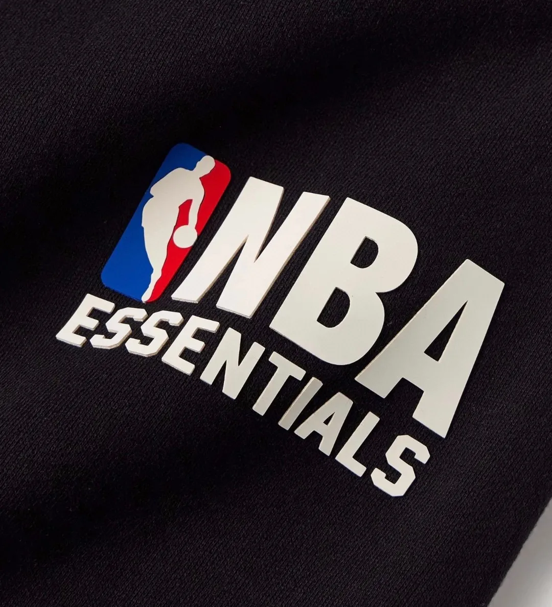 130 ESSENTIALS co-branded NBA All-Star velvet straight-leg trousers for men and women. Same Style: If you are a person who pursues trends and loves basketball culture, then this FEAR OF GOD FOG multi-line ESSENTIALS co-branded NBA All-Star velvet straight-leg trousers is definitely your best choice. It is not only a pair of pants, but also an attitude, an expression of love for basketball, and a pursuit of trendy life. The shape of these trousers is unparalleled. The straight cut is neat and elegant. It doesn't matter your figure. No matter you are tall, slender or strong and stylish, you can easily control it. Put it on, and you will instantly have straight and long legs, and an aura of 2.8 meters. From the streets of bustling cities to the hormonal sidelines of basketball courts, it is a fashionable tool for you to express your personality. In the choice of fabrics, the brand's consistent high quality is continued. The design with velvet lining can protect you from the cold wind in spring and autumn. It seems to have a warm barrier that isolates the cold from the outside, allowing you to enjoy the trend while keeping your body warm and comfortable. The outer material is crisp and stylish, not easily deformed, and can still maintain good texture after repeated wear and washing. It is a trendy item that can withstand the test of time. Meteorite black, light fog gray: S M L
